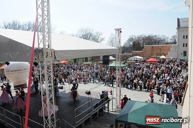 Zdjęcie w galerii na portalu naszraciborz.pl: Tysiące mieszkańców powiatu na zamkowym jarmarku i biesiadzie kabaretowej wiadomości z regionu
