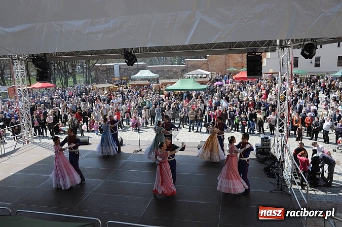 Zdjęcie w galerii na portalu naszraciborz.pl: Tysiące mieszkańców powiatu na zamkowym jarmarku i biesiadzie kabaretowej wiadomości z regionu