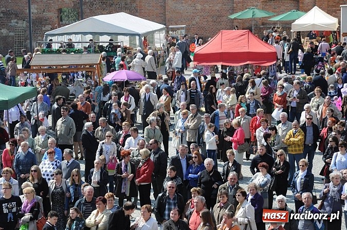 Zdjęcie w galerii na portalu naszraciborz.pl: Tysiące mieszkańców powiatu na zamkowym jarmarku i biesiadzie kabaretowej wiadomości z regionu