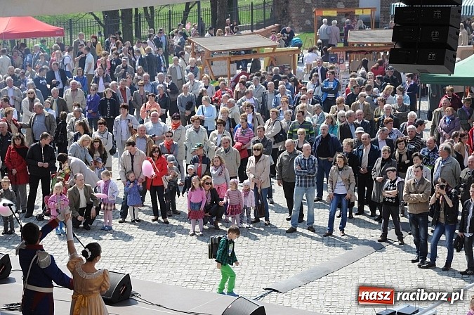 Zdjęcie w galerii na portalu naszraciborz.pl: Tysiące mieszkańców powiatu na zamkowym jarmarku i biesiadzie kabaretowej wiadomości z regionu