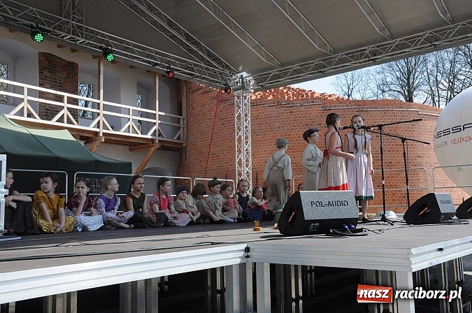 Zdjęcie w galerii na portalu naszraciborz.pl: Tysiące mieszkańców powiatu na zamkowym jarmarku i biesiadzie kabaretowej wiadomości z regionu