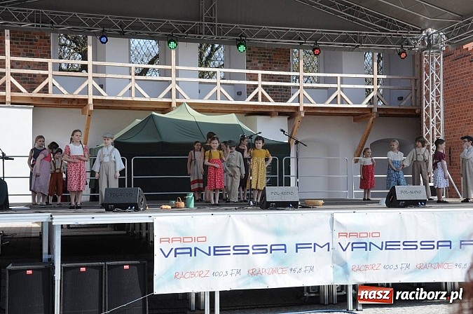 Zdjęcie w galerii na portalu naszraciborz.pl: Tysiące mieszkańców powiatu na zamkowym jarmarku i biesiadzie kabaretowej wiadomości z regionu