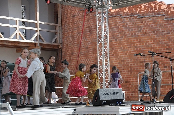 Zdjęcie w galerii na portalu naszraciborz.pl: Tysiące mieszkańców powiatu na zamkowym jarmarku i biesiadzie kabaretowej wiadomości z regionu