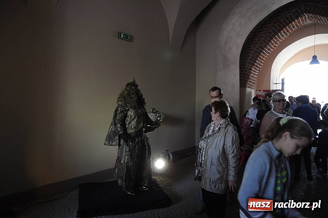 Zdjęcie w galerii na portalu naszraciborz.pl: Tysiące mieszkańców powiatu na zamkowym jarmarku i biesiadzie kabaretowej wiadomości z regionu