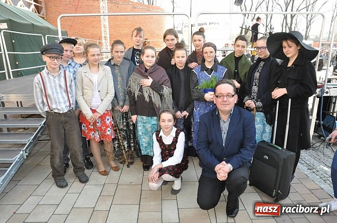 Zdjęcie w galerii na portalu naszraciborz.pl: Tysiące mieszkańców powiatu na zamkowym jarmarku i biesiadzie kabaretowej wiadomości z regionu