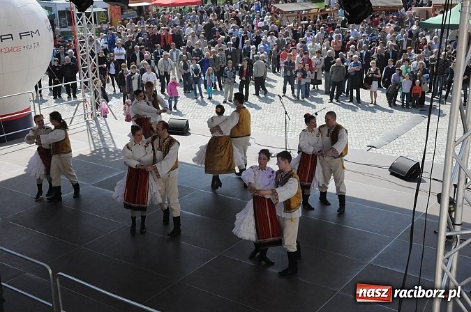 Zdjęcie w galerii na portalu naszraciborz.pl: Tysiące mieszkańców powiatu na zamkowym jarmarku i biesiadzie kabaretowej wiadomości z regionu