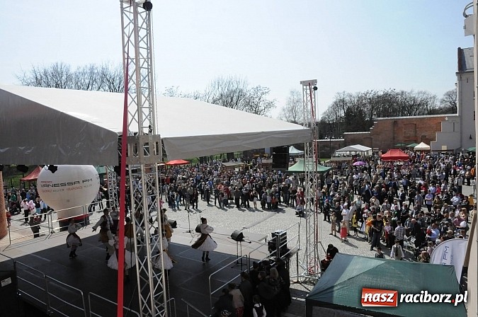 Zdjęcie w galerii na portalu naszraciborz.pl: Tysiące mieszkańców powiatu na zamkowym jarmarku i biesiadzie kabaretowej wiadomości z regionu