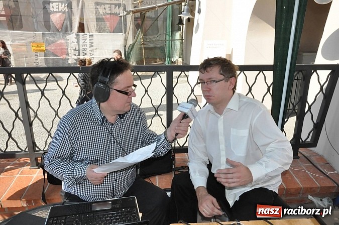 Zdjęcie w galerii na portalu naszraciborz.pl: Tysiące mieszkańców powiatu na zamkowym jarmarku i biesiadzie kabaretowej wiadomości z regionu