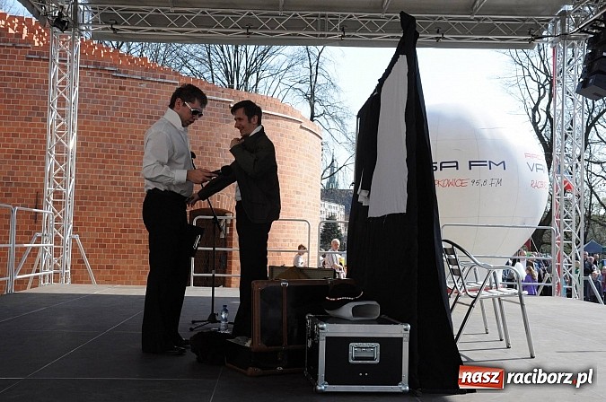 Zdjęcie w galerii na portalu naszraciborz.pl: Tysiące mieszkańców powiatu na zamkowym jarmarku i biesiadzie kabaretowej wiadomości z regionu