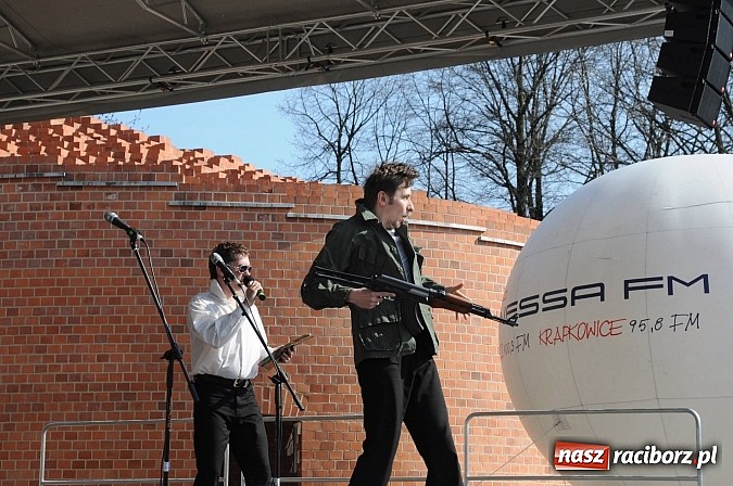 Zdjęcie w galerii na portalu naszraciborz.pl: Tysiące mieszkańców powiatu na zamkowym jarmarku i biesiadzie kabaretowej wiadomości z regionu