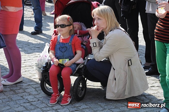 Zdjęcie w galerii na portalu naszraciborz.pl: Tysiące mieszkańców powiatu na zamkowym jarmarku i biesiadzie kabaretowej wiadomości z regionu