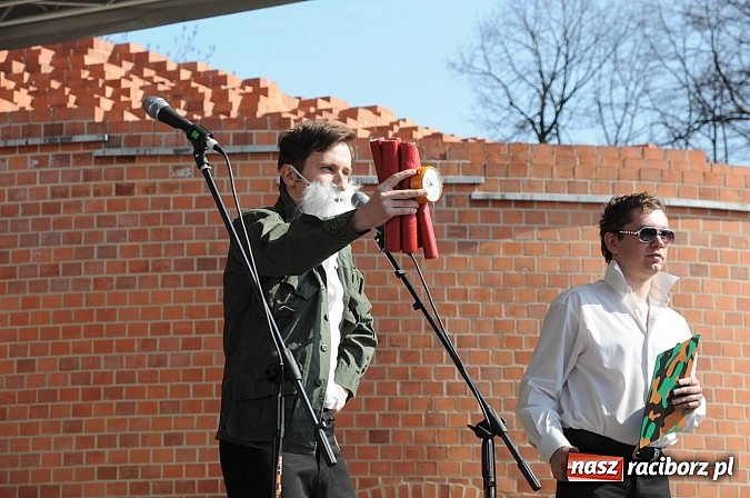 Zdjęcie w galerii na portalu naszraciborz.pl: Tysiące mieszkańców powiatu na zamkowym jarmarku i biesiadzie kabaretowej wiadomości z regionu