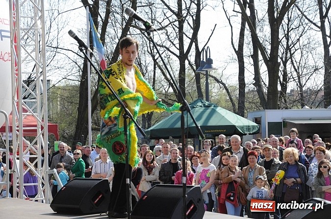 Zdjęcie w galerii na portalu naszraciborz.pl: Tysiące mieszkańców powiatu na zamkowym jarmarku i biesiadzie kabaretowej wiadomości z regionu