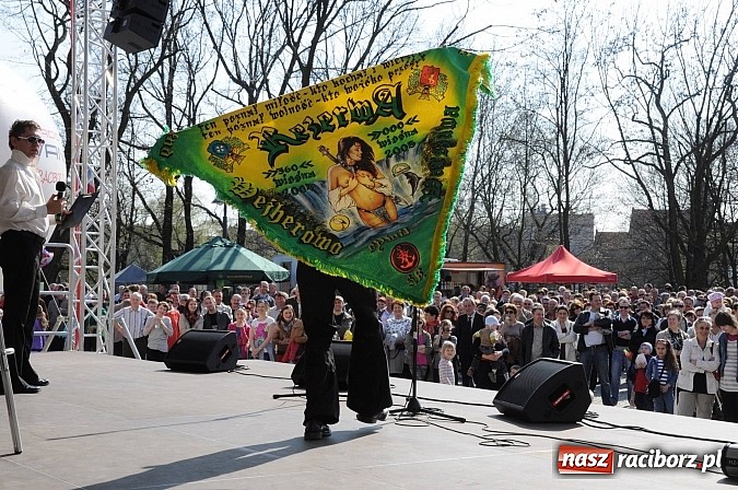 Zdjęcie w galerii na portalu naszraciborz.pl: Tysiące mieszkańców powiatu na zamkowym jarmarku i biesiadzie kabaretowej wiadomości z regionu