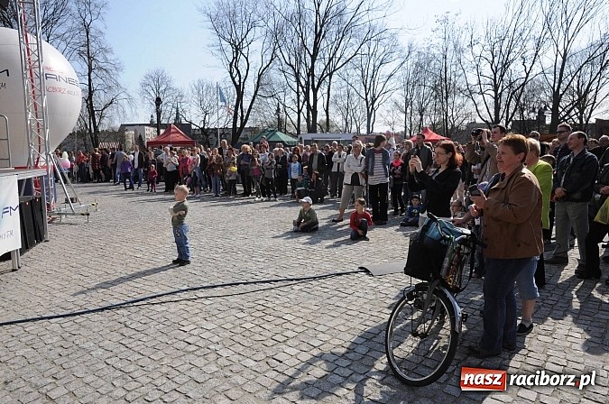 Zdjęcie w galerii na portalu naszraciborz.pl: Tysiące mieszkańców powiatu na zamkowym jarmarku i biesiadzie kabaretowej wiadomości z regionu