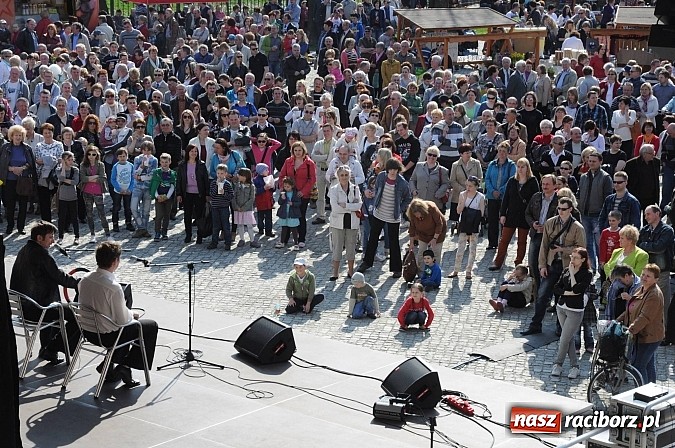 Zdjęcie w galerii na portalu naszraciborz.pl: Tysiące mieszkańców powiatu na zamkowym jarmarku i biesiadzie kabaretowej wiadomości z regionu