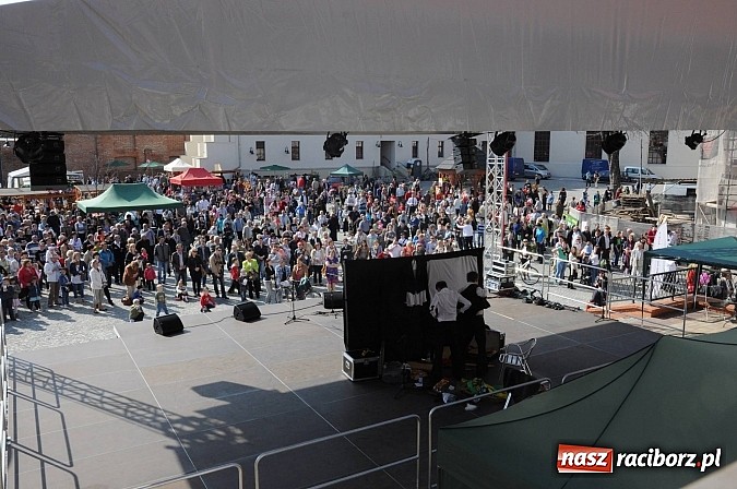 Zdjęcie w galerii na portalu naszraciborz.pl: Tysiące mieszkańców powiatu na zamkowym jarmarku i biesiadzie kabaretowej wiadomości z regionu