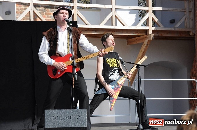 Zdjęcie w galerii na portalu naszraciborz.pl: Tysiące mieszkańców powiatu na zamkowym jarmarku i biesiadzie kabaretowej wiadomości z regionu