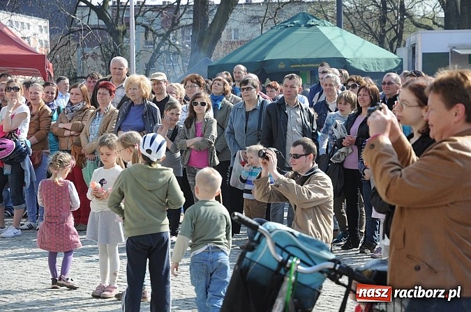 Zdjęcie w galerii na portalu naszraciborz.pl: Tysiące mieszkańców powiatu na zamkowym jarmarku i biesiadzie kabaretowej wiadomości z regionu