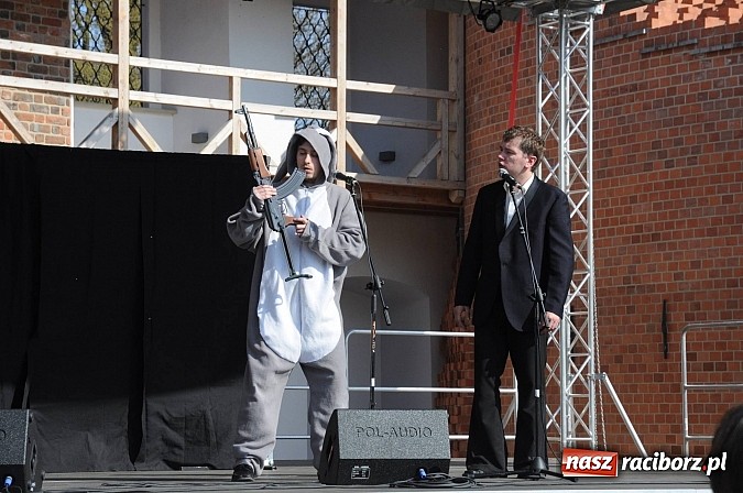 Zdjęcie w galerii na portalu naszraciborz.pl: Tysiące mieszkańców powiatu na zamkowym jarmarku i biesiadzie kabaretowej wiadomości z regionu