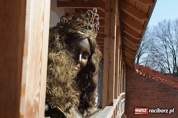 Zdjęcie w galerii na portalu naszraciborz.pl: Tysiące mieszkańców powiatu na zamkowym jarmarku i biesiadzie kabaretowej wiadomości z regionu