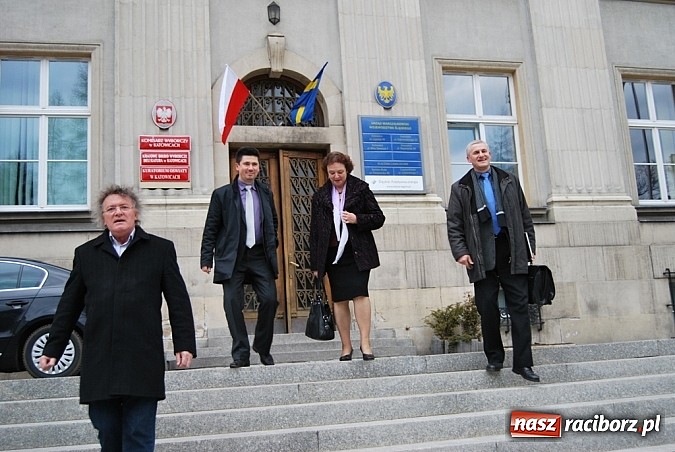 Zdjęcie w galerii na portalu naszraciborz.pl: Sytuacja jest dramatyczna. Pojechali uświadomić to marszałkowi województwa wiadomości z regionu