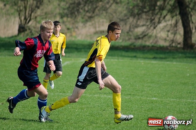 Zdjęcie w galerii na portalu naszraciborz.pl: Podział punktów w juniorskich derbach wiadomości z regionu