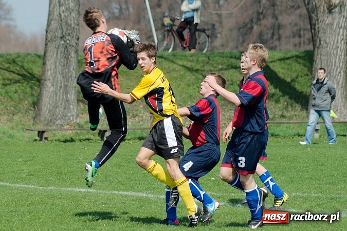 Zdjęcie w galerii na portalu naszraciborz.pl: Podział punktów w juniorskich derbach wiadomości z regionu
