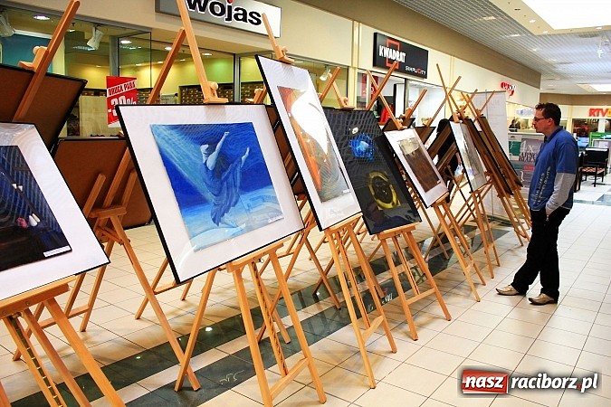 Zdjęcie w galerii na portalu naszraciborz.pl: Promują swoje prace w galerii handlowej wiadomości z regionu