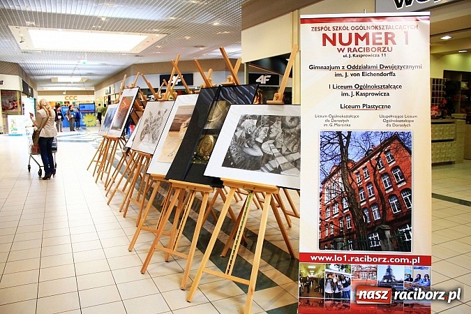 Zdjęcie w galerii na portalu naszraciborz.pl: Promują swoje prace w galerii handlowej wiadomości z regionu
