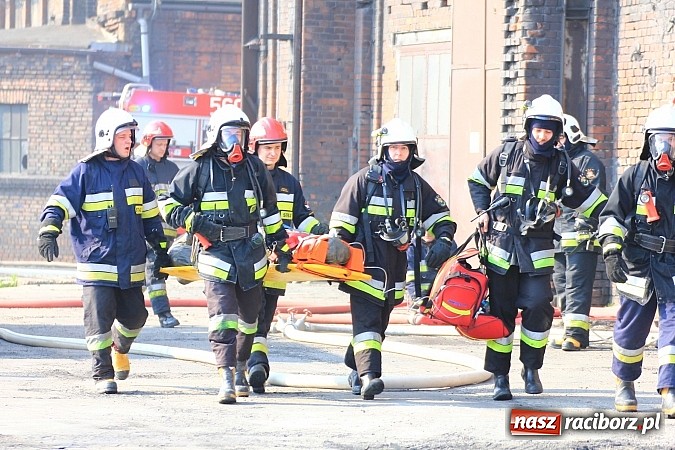 Zdjęcie w galerii na portalu naszraciborz.pl: Manewry 2013 - pożar w SGL Carbon. W akcji kilkadziesiąt zastępów z Polski i Czech wiadomości z regionu