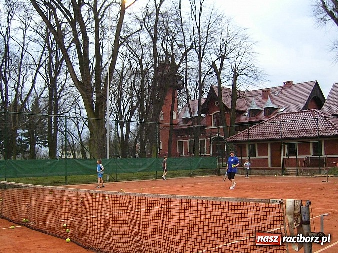 Zdjęcie w galerii na portalu naszraciborz.pl: Treningi na korcie tenisowym 