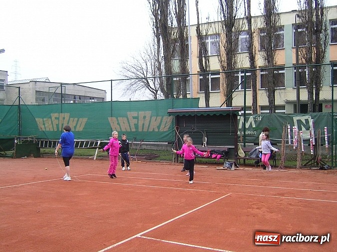 Zdjęcie w galerii na portalu naszraciborz.pl: Treningi na korcie tenisowym 