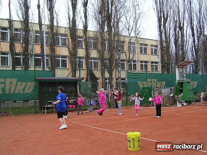 Zdjęcie w galerii na portalu naszraciborz.pl: Treningi na korcie tenisowym 