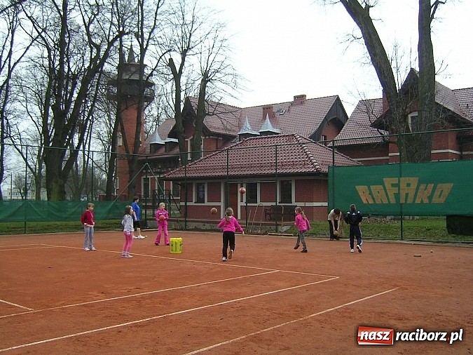 Zdjęcie w galerii na portalu naszraciborz.pl: Treningi na korcie tenisowym 