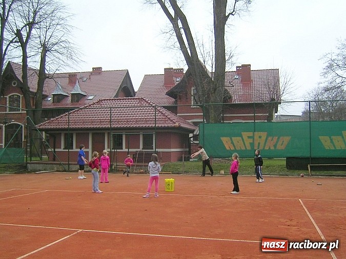 Zdjęcie w galerii na portalu naszraciborz.pl: Treningi na korcie tenisowym 