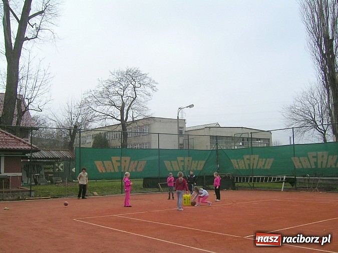 Zdjęcie w galerii na portalu naszraciborz.pl: Treningi na korcie tenisowym 