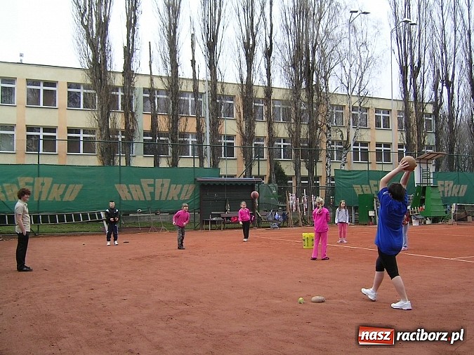 Zdjęcie w galerii na portalu naszraciborz.pl: Treningi na korcie tenisowym 