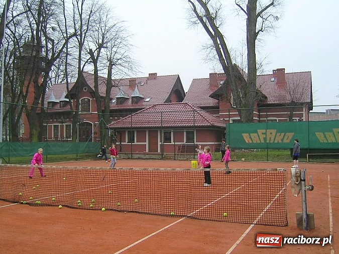 Zdjęcie w galerii na portalu naszraciborz.pl: Treningi na korcie tenisowym 