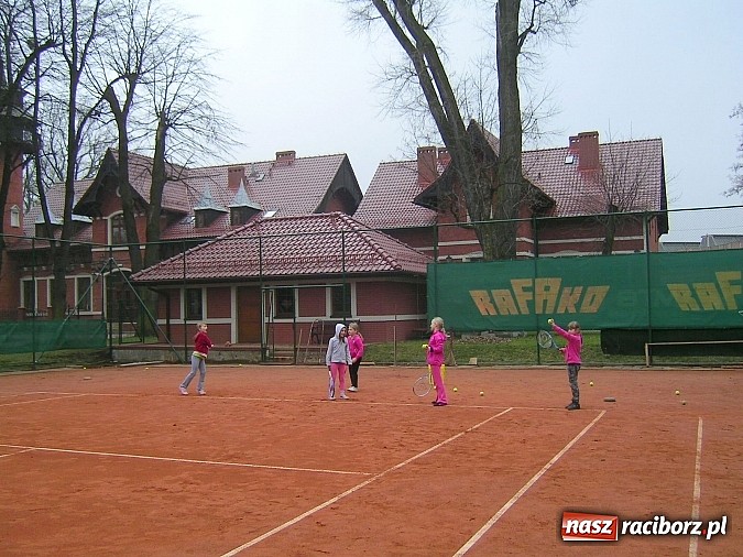 Zdjęcie w galerii na portalu naszraciborz.pl: Treningi na korcie tenisowym 
