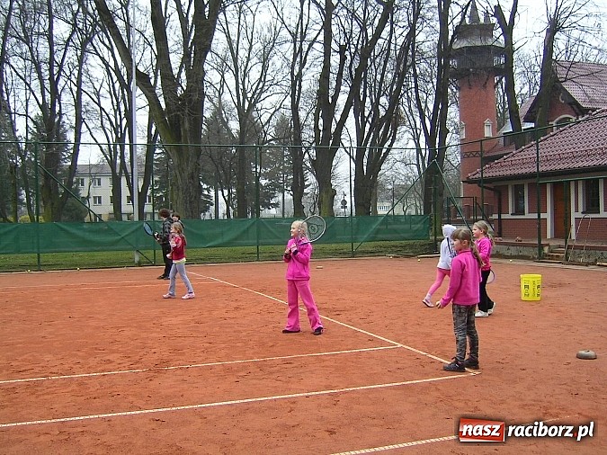 Zdjęcie w galerii na portalu naszraciborz.pl: Treningi na korcie tenisowym 