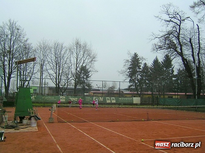 Zdjęcie w galerii na portalu naszraciborz.pl: Treningi na korcie tenisowym 