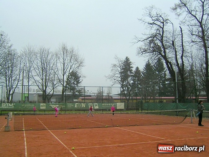 Zdjęcie w galerii na portalu naszraciborz.pl: Treningi na korcie tenisowym 