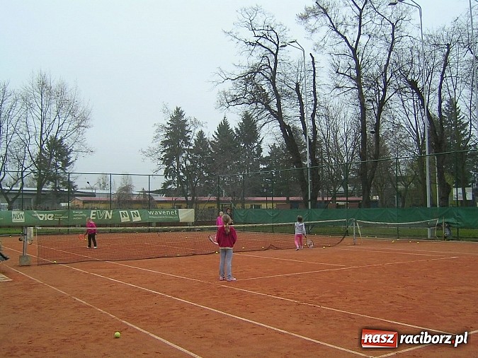 Zdjęcie w galerii na portalu naszraciborz.pl: Treningi na korcie tenisowym 