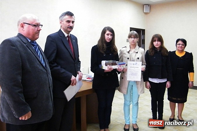 Zdjęcie w galerii na portalu naszraciborz.pl: XX Ogólnopolski Młodzieżowy Konkurs Krajoznawczy „Poznajemy Ojcowiznę” - laueratki wiadomości z regionu