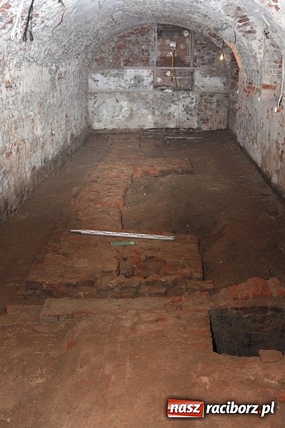 Zdjęcie w galerii na portalu naszraciborz.pl: Odkrycia archeologiczne w budynku RCK-u wiadomości z regionu