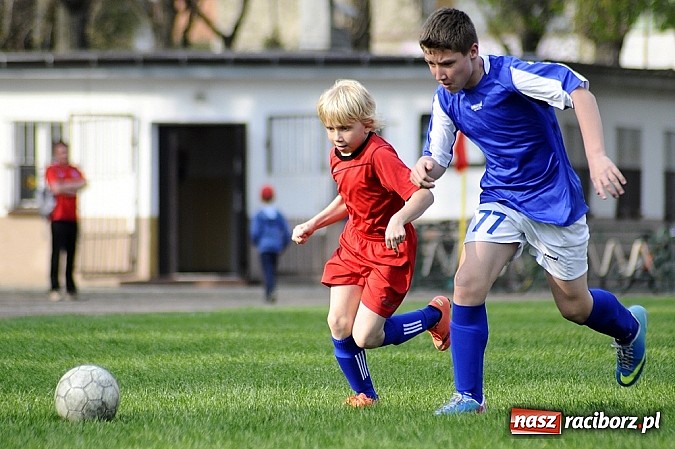 Zdjęcie w galerii na portalu naszraciborz.pl: Sześć goli przy Wyszyńskiego wiadomości z regionu