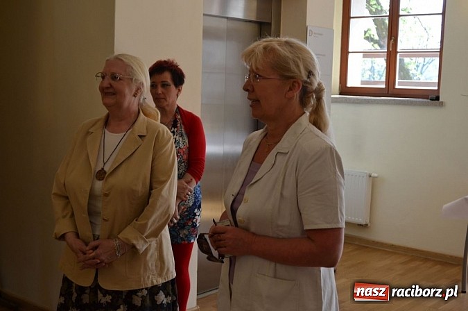 Zdjęcie w galerii na portalu naszraciborz.pl: Na zamku odbył się wernisaż wystawy Linia i kolor wiadomości z regionu