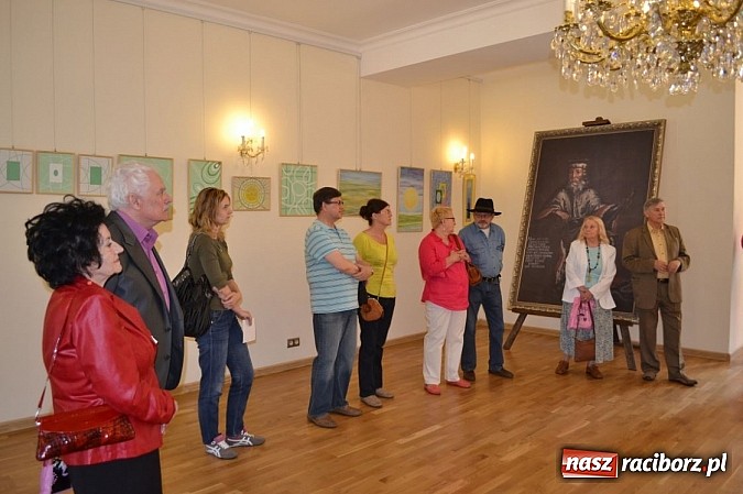 Zdjęcie w galerii na portalu naszraciborz.pl: Na zamku odbył się wernisaż wystawy Linia i kolor wiadomości z regionu