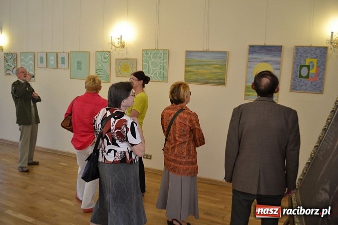 Zdjęcie w galerii na portalu naszraciborz.pl: Na zamku odbył się wernisaż wystawy Linia i kolor wiadomości z regionu
